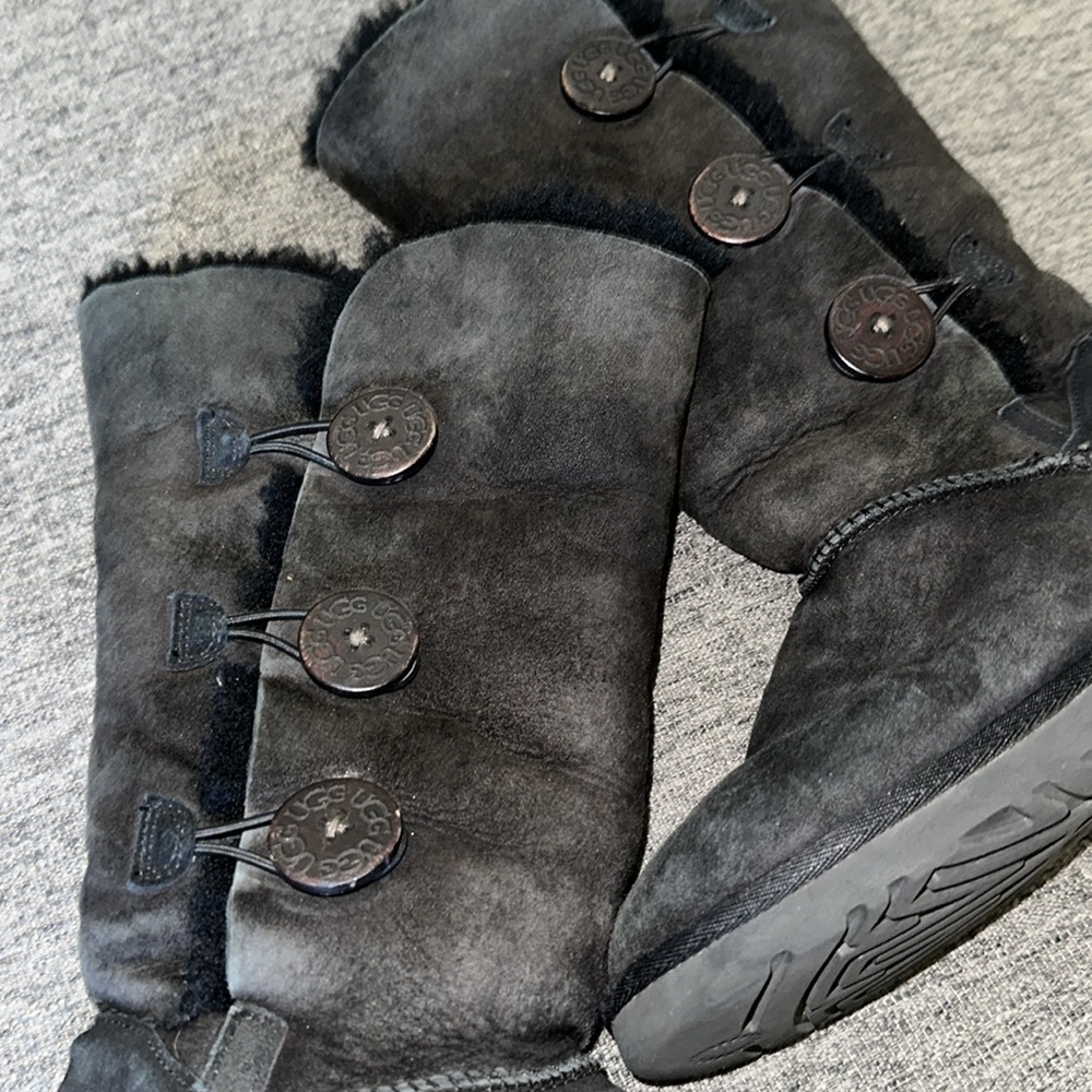 UGGS - Picture 2 of 4